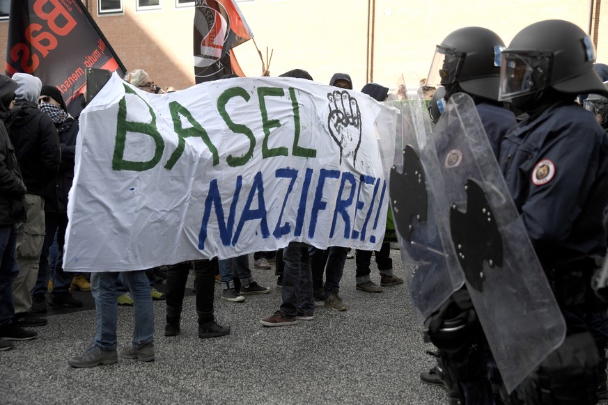 Demonstranten protestieren gegen die von der PNOS (Partei national orientierter Schweizer) organisierte Demonstration gegen den UNO-Migrationspakt in Basel auf dem Messeplatz, am Samstag, 24. November ...