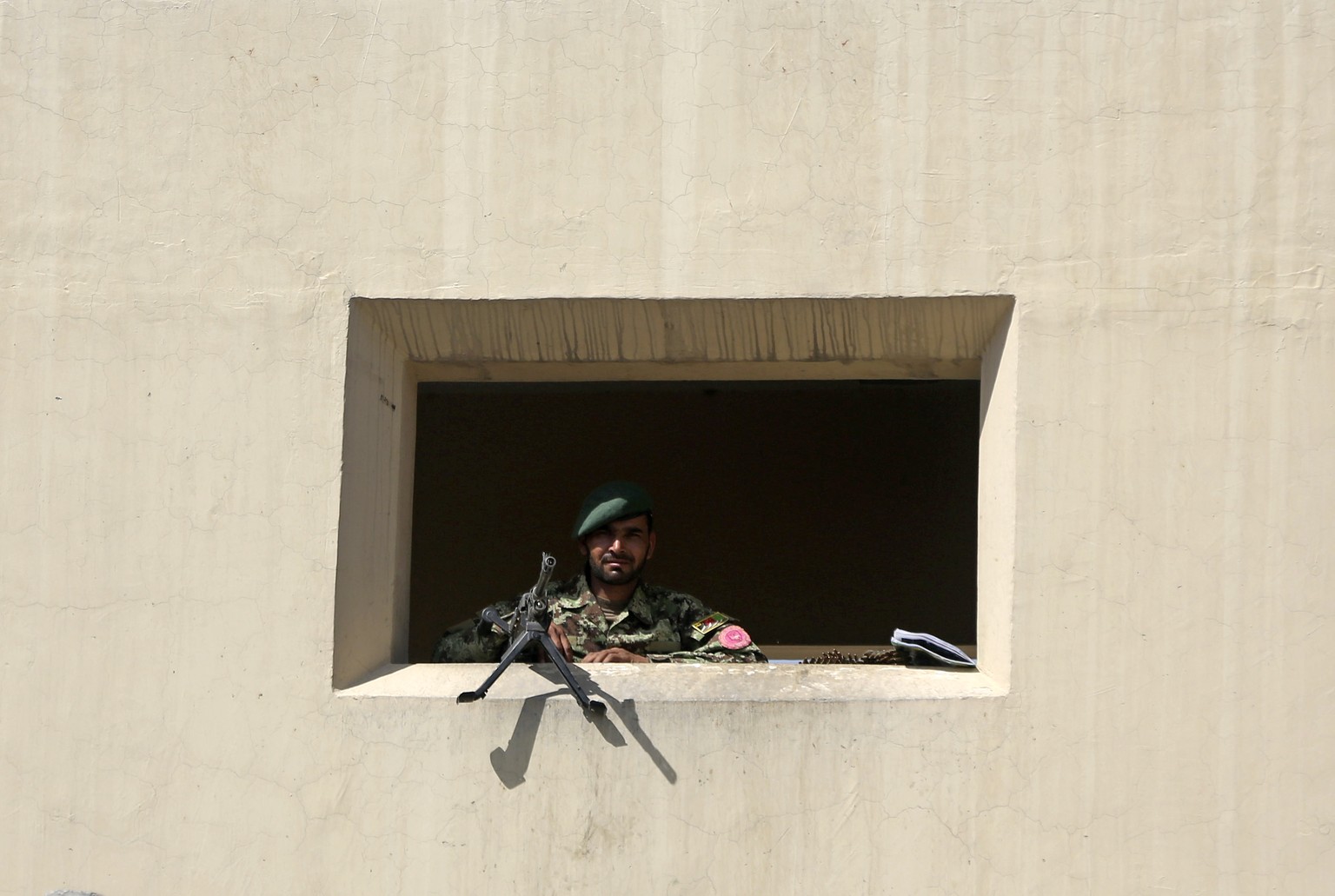 Afghanischer Soldat im Camp Qargha: Die Militärakademie liegt westlich von Kabul – und steht unter hohen Sicherheitsvorkehrungen.