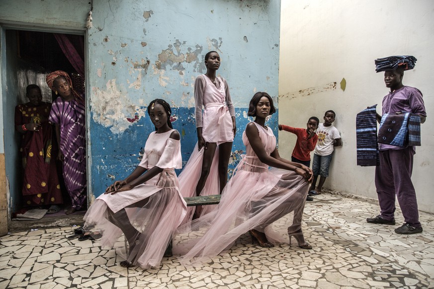In this image released by the World Press Photo Foundation Thursday April 11, 2019, titled &quot;Dakar Fashion&quot; by Finbarr O&#039;Reilly which was awarded first prize in the Portraits, Singles, c ...