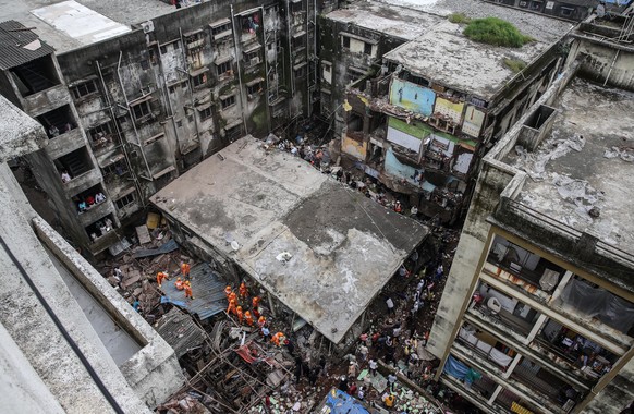 epaselect epa08685603 Aftermath of a residential building&#039;s collapse in Bhiwandi, outskirts of Mumbai, India, 21 September 2020. According to reports, at least 10 people died and several are fear ...