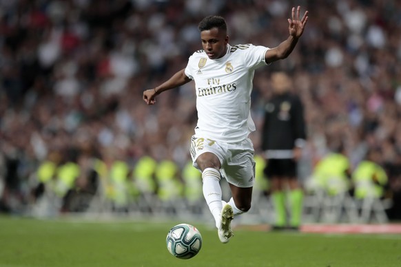 Real Madrid&#039;s Rodrygo runs with the ball before scoring his side&#039;s 2nd goal, during the Spanish La Liga soccer match between Real Madrid and Osasuna at the Santiago Bernabeu stadium in Madri ...