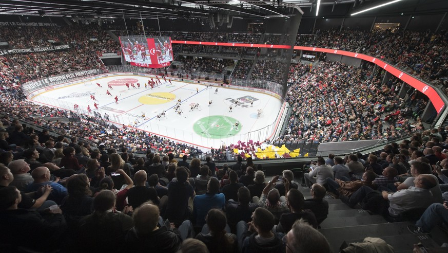Les spectateurs observent le match du championnat suisse de hockey sur glace de National League entre le Lausanne Hockey Club, LHC, et le Geneve-Servette HC, GSHC, ce mardi 24 septembre 2019 a la pati ...