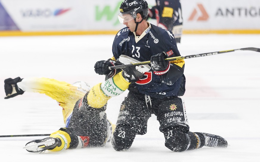L&#039;attaquant bernois Marc Kaempf, gauche, lutte pour le puck avec l&#039;attaquant fribourgeois Samuel Walser, droite, lors de la rencontre du championnat suisse de hockey sur glace de National Le ...