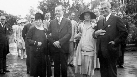 US-Präsident Coolidge (Zweiter von links) mit dem kubanischen Präsidenten Gerardo Machado auf dessen Anwesen in Havanna (19.01.1928).