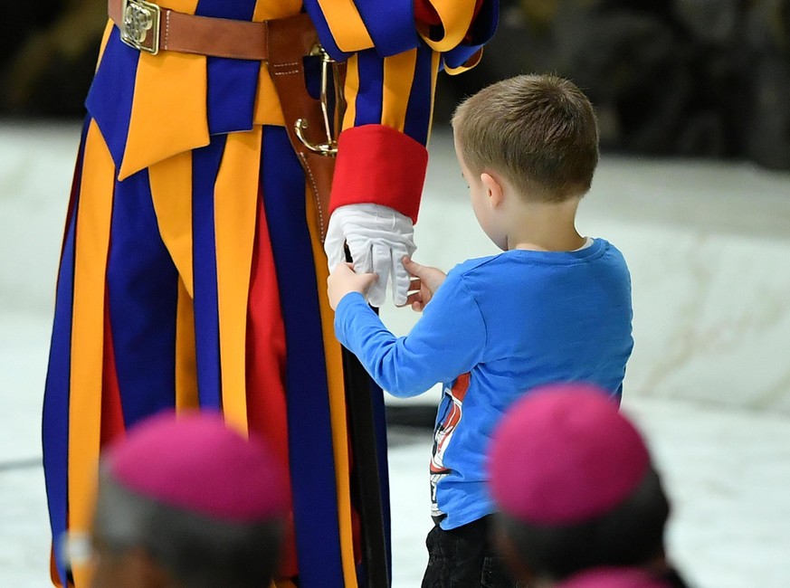 epa07194375 A child gets closer to a Swiss Guard as Pope Francis leads the weekly general audience in the Paul VI hall, in Vatican City, 28 November 2018. EPA/ETTORE FERRARI
