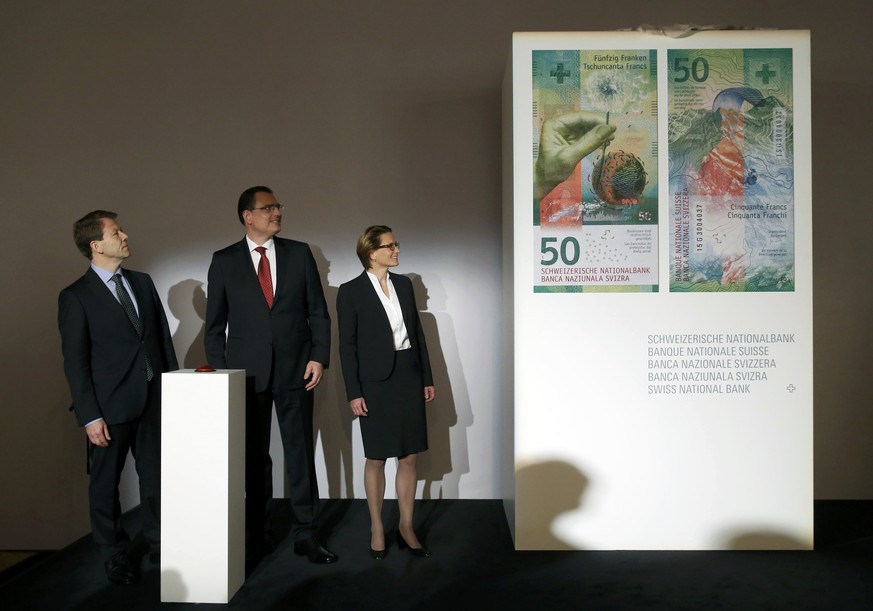 An der Pressekonferenz der Schweizer Nationalbank am Mittwochmorgen enthüllte Nationalbank-Chef Thomas Jordan (Mitte) mit Vize Fritz Zurbrügg und Andrea Maechler die neue Note feierlich.