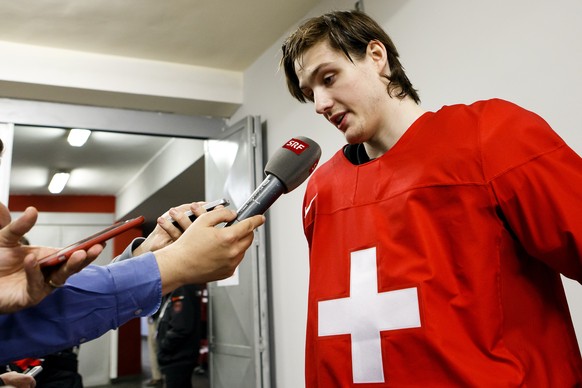 Switzerland&#039;s Dean Kukan speaks to reporters, after a training session, at the IIHF 2015 World Championship, at the Tipsport Arena, in Prague, Czech Republic, Thursday, May 7, 2015. (KEYSTONE/Sal ...