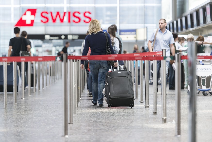 ARCHIVBILD ZUR BILANZ VON SWISS INTERNATIONAL AIRLINES IM DRITTEN QUARTAL 2020, AM DONNERSTAG, 5. NOVEMBER 2020 - Passengers queue in the check-in hall 1 at Zurich Airport, pictured in Kloten, Switzer ...