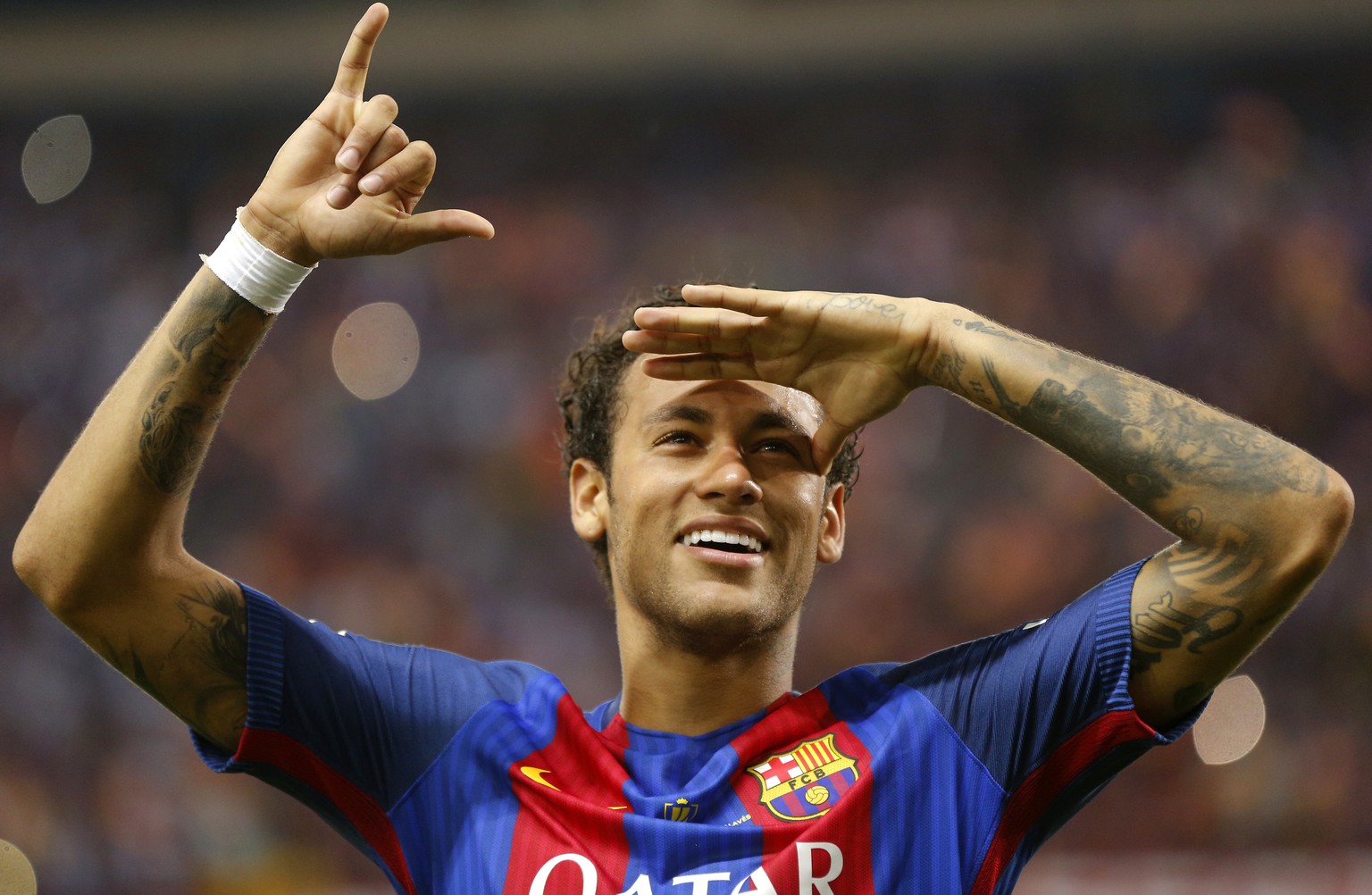 Barcelona&#039;s Neymar celebrates at the end of the Copa del Rey final soccer match between Barcelona and Alaves at the Vicente Calderon stadium in Madrid, Spain, Saturday May 27, 2017. (AP Photo/Dan ...