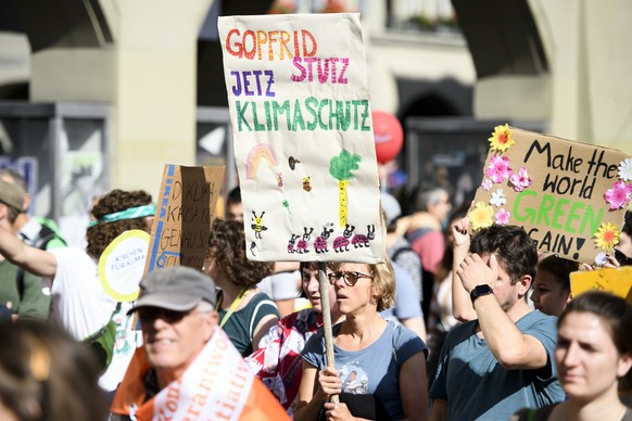 People demonstrate during a &quot; National Climate strike &quot; demonstration to protest a lack of climate awareness in Bern, Switzerland, Saturday, September 28, 2019. (KEYSTONE/Anthony Anex)