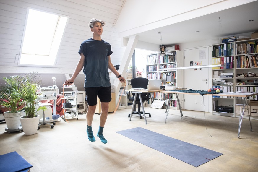 Schweizer Snowboarder David Habluetzel trainiert zu Hause im Wohnzimmer, aufgenommen am Donnerstag, 30. April 2020 in Zumikon. KEYSTONE/Ennio Leanza)