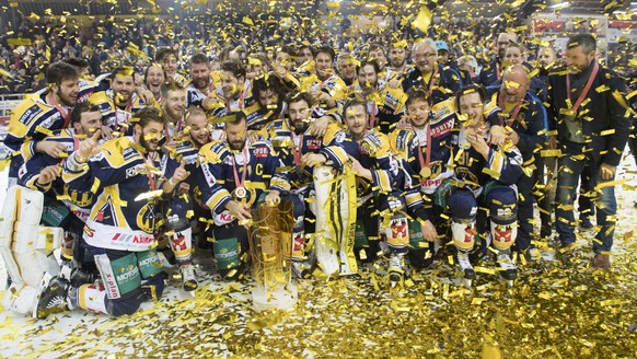 Langenthals Spieler und Staff feiern den NLB Meistertitel, nach dem siebten Playoff-Finalspiel der National League B zwischen dem SC Langenthal und dem SC Rapperswil-Jona Lakers, am Dienstag, 4. April ...