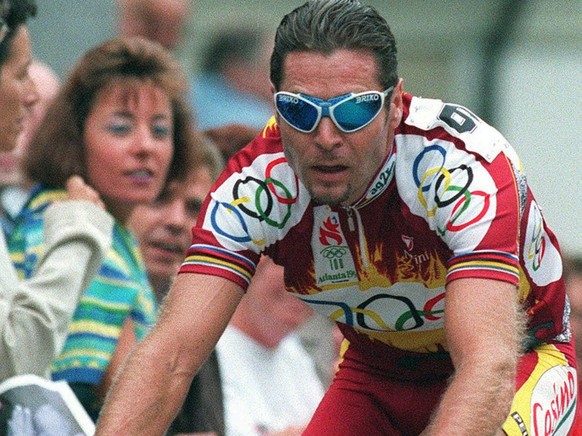 Cycling racer Pascal Richard of Switzerland, in action during the exhibition cycling race &quot;A travers Lausanne&quot;, in Lausanne, Switzerland, on August 4, 1998. Pascal Richard is second of the f ...