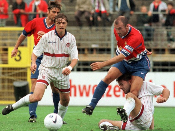 Basels Massimo Ceccaroni (rechts) ist hier in Aktion gegen Luca Ippoliti von Servette Genf (am Boden) am Samstag,19. Juli 1997 in Basel. (KEYSTONE/Michael Kupferschmidt)