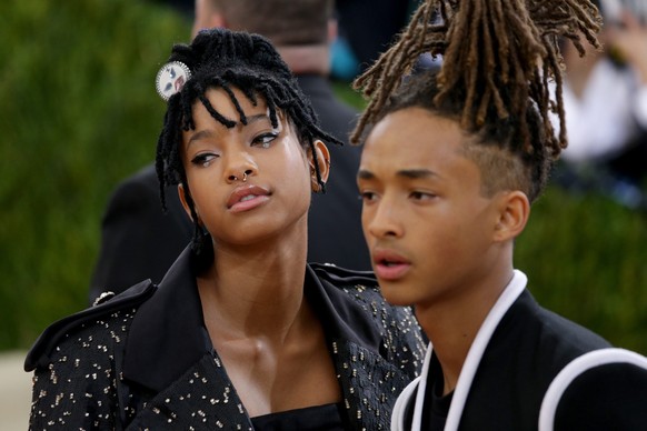 epa05287723 Jaden (R) and Willow Smith arrives on the red carpet for the 2016 Costume Institute Benefit at The Metropolitan Museum of Art celebrating the opening of the exhibit &#039;Manus x Machina:  ...