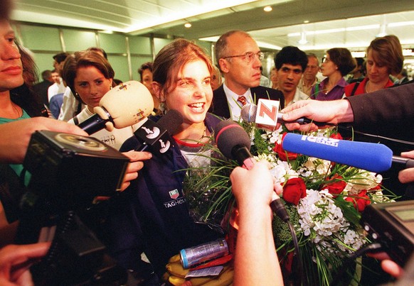 Anita Weyermann, Bronzemedaillengewinnerin des 1500 Meter Laufes an den Weltmeisterschaften in Athen nach ihrer Ankunft in Zuerich-Kloten, 8.8.1997. Der Bronzemedaillengewinnerin von Athen wurde in Zu ...