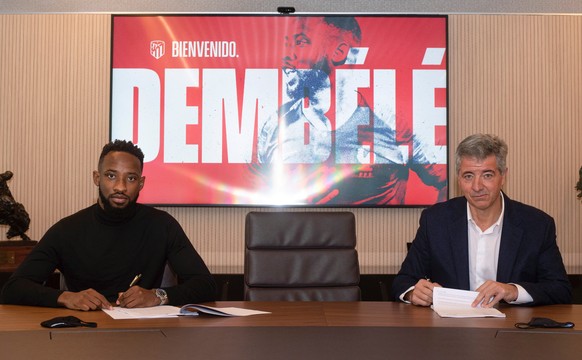 epa08937379 A handout photo made available by Spanish LaLiga club Atletico Madrid shows Atletico&#039;s new player French striker Moussa Dembele (L) and the club&#039;s CEO Miguel Angel Gil (R) posing ...