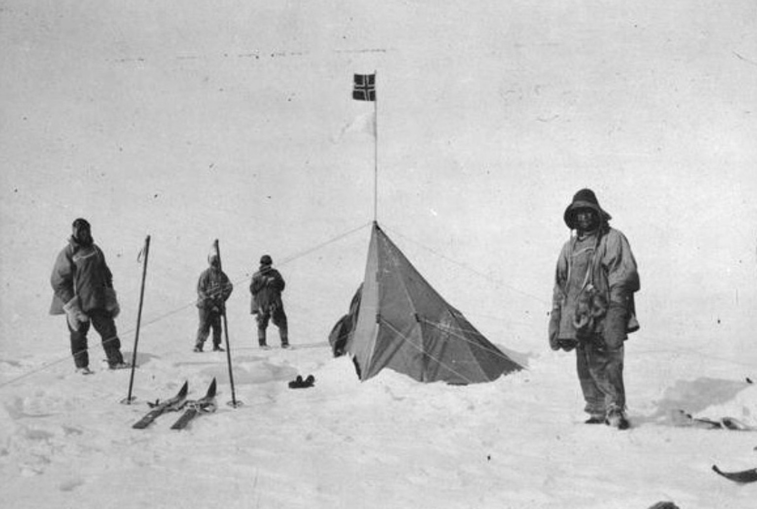 Scott und seine Männer erreichen Amundsens Basis am Pol. Von links nach rechts: Scott, Bowers, Wilson und Evans. Die Norweger erreichten ihr Ziel bereits einen Monat zuvor am 14. Dezember 1911.