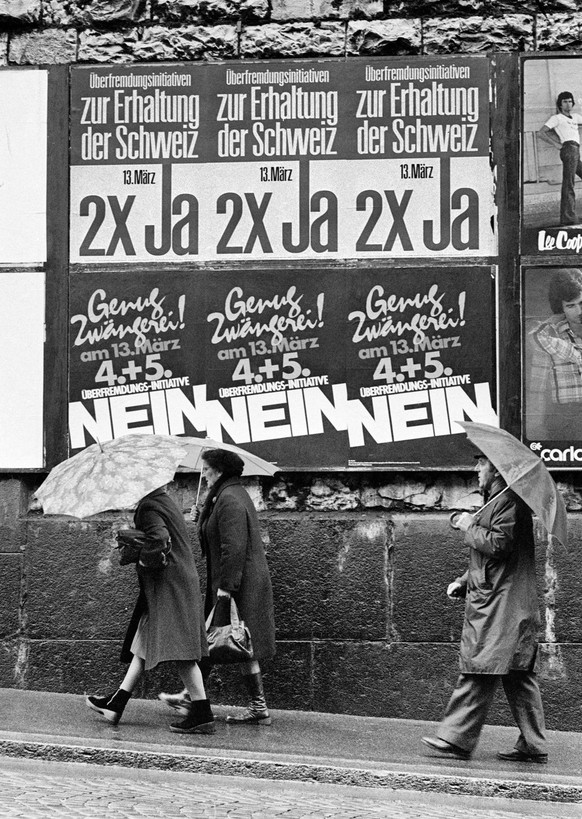 Krieg der Plakate: Strassenbild in Zürich kurz vor der Abstimmung im März 1977.&nbsp;