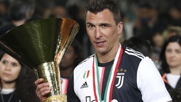 Juventus&#039; Mario Mandzukic holds the Serie A soccer title trophy, at the Allianz Stadium in Turin, Italy, Sunday, May 19, 2019. (AP Photo/Antonio Calanni)