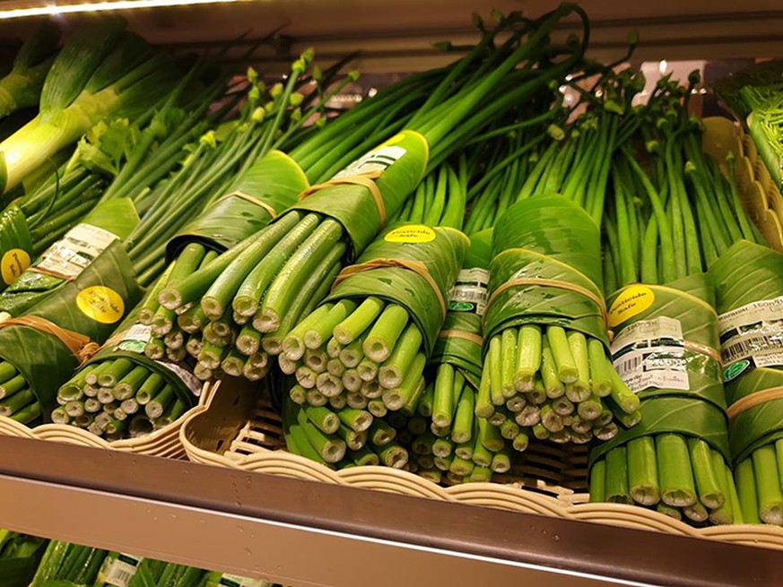 Bananenblätter halten in einem thailändischen Supermarkt in Chiang Mai das Gemüse zusammen.