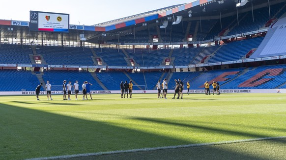 Die Spieler treffen sich im Stadion vor dem Fussball Meisterschaftsspiel der Super League zwischen dem FC Basel 1893 und dem BSC Young Boys im Stadion St. Jakob-Park in Basel, am Samstag, 11. Juli 202 ...