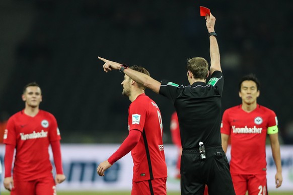 epa05815172 Referee Sascha Stegemann shows the red card to Frankfurt&#039;s Haris Seferovic (C) during the German Bundesliga match between Hertha BSC and Eintracht Frankfurt in Berlin, Germany, 25 Feb ...
