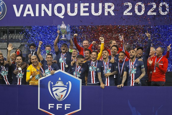 epa08564941 Paris Saint Germain&#039;s Thiago Silva and teammates celebrate with the trophy after winning the Coupe de France final soccer match between Paris Saint Germain (PSG) and Saint Etienne (AS ...