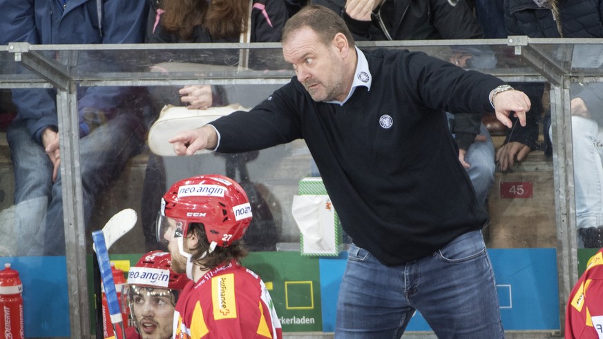 Tigers Head Coach Heinz Ehlers gibt Anweisungen im dritten Eishockey Spiel der Platzierungsrunde der National League zwischen den SCL Tigers und dem HC Ambri-Piotta, am Samstag, 17. Maerz 2018, in der ...