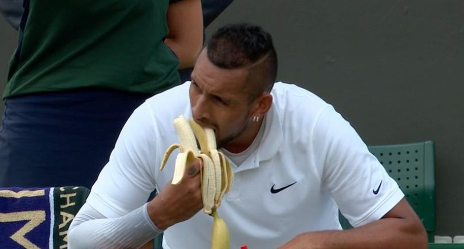 Kyrgios isst zwei Bananen gleichzeitig. Warum? Weil er es kann ...