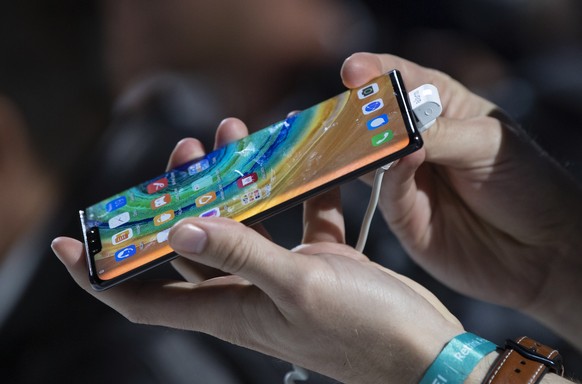 epa07853487 A Huawei Mate 30 Pro is seen after the presentation of the new Huawei Mate 30 and 30 Pro smartphones in Munich, Germany, 19 September 2019. EPA/LUKAS BARTH-TUTTAS