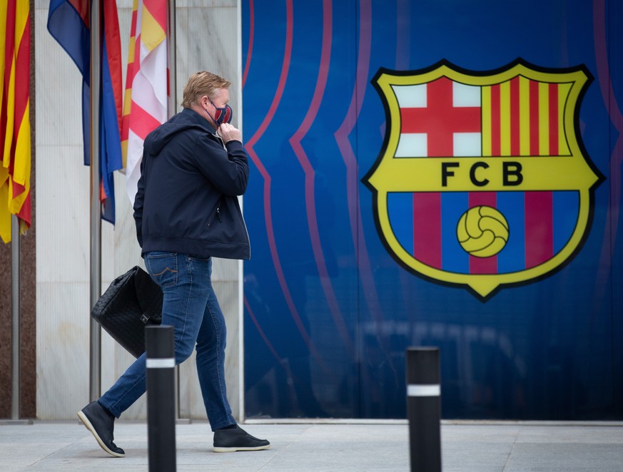 epa08952232 FC Barcelona&#039;s head coach Ronald Koeman arrives at the team&#039;s headquarters in Barcelona, Catalonia, Spain, 20 January 2021, for a meeting with candidates for the club&#039;s pres ...