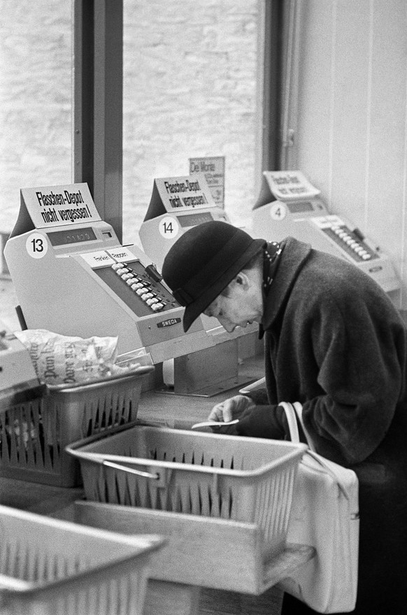 Eine aeltere Frau bedient 1966 in Zuerich, Schweiz, in einer Filiale des Detailhaendlers Migros eine Kasse, an der die Kunden ihre Einkaeufe selber verrechnen koennen. Das Modell hat sich nicht durchg ...