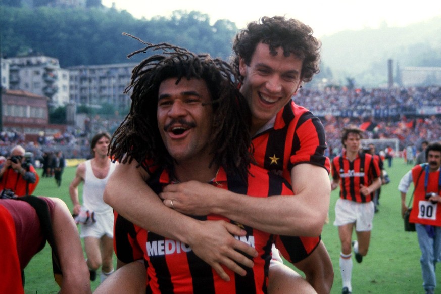 Bildnummer: 00745852 Datum: 15.05.1988 Copyright: imago/Buzzi
Ruud Gullit (vorn) feiert mit Roberto Donadoni (beide Milan) die Italienische Meisterschaft; Vdig, quer, Italienischer Meister, Sieg, Sie ...