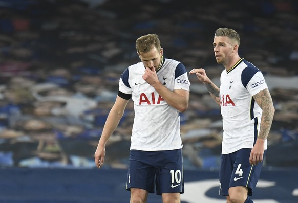 Tottenham&#039;s Toby Alderweireld, right, speaks with Tottenham&#039;s Harry Kane during the English Premier League soccer match between Everton and Tottenham Hotspur at Goodison Park in Liverpool, E ...