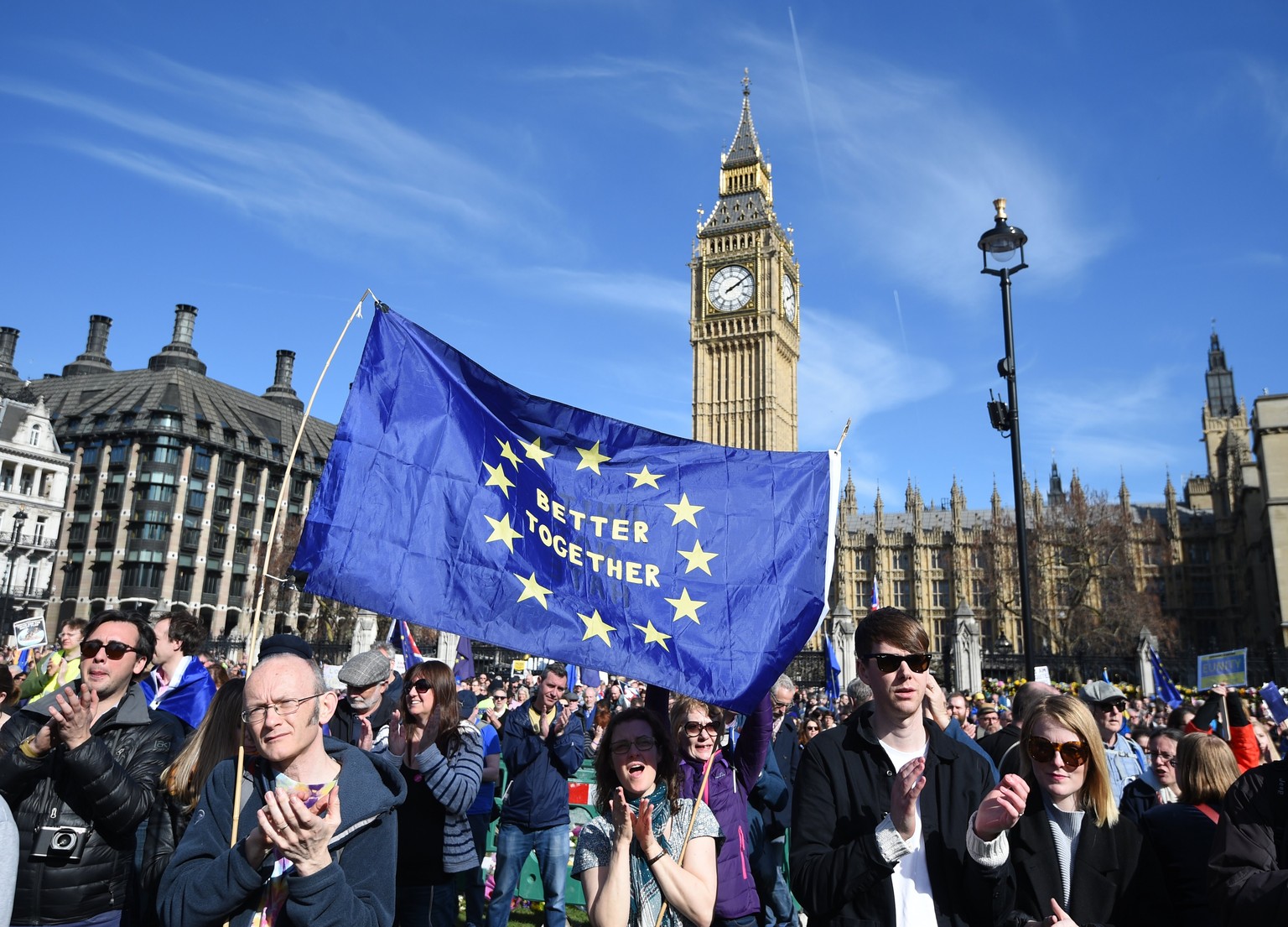 epa05870082 Pro EU supporters attend the &#039;Unite for Europe&#039; rally in London, Britain, 25 March 2017. Demonstrators called for the UK to stay in the EU. Prime Minister Theresa May is set to t ...