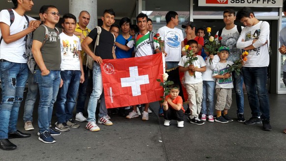 Mohammad mit Schweizer Flagge und Freunden. &nbsp;