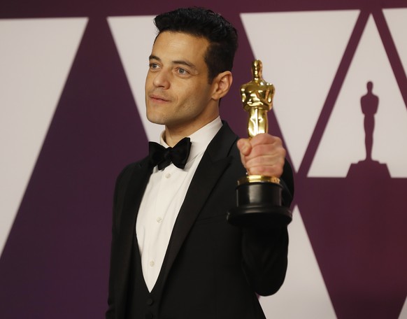 epa07395606 Rami Malek holds his Oscar for &#039;Best Actor in a leading Role&#039; for &#039;Bohemian Rhapsody&#039; as he poses in the press room during the 91st annual Academy Awards ceremony at th ...
