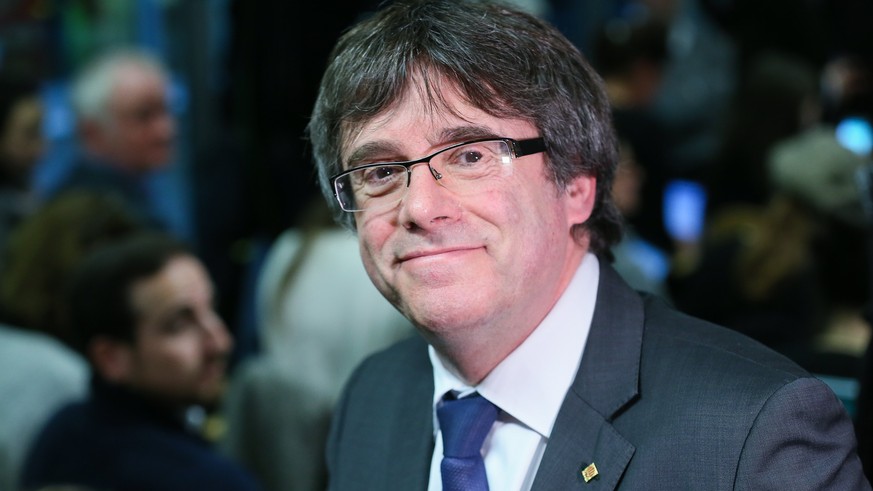 epa06402884 Ousted Catalan leader Carles Puigdemont smiles at the end of a press conference after the Catalunia&#039;s election results, at the Press Club in Brussels, Belgium, 22 December 2017. Ciuta ...