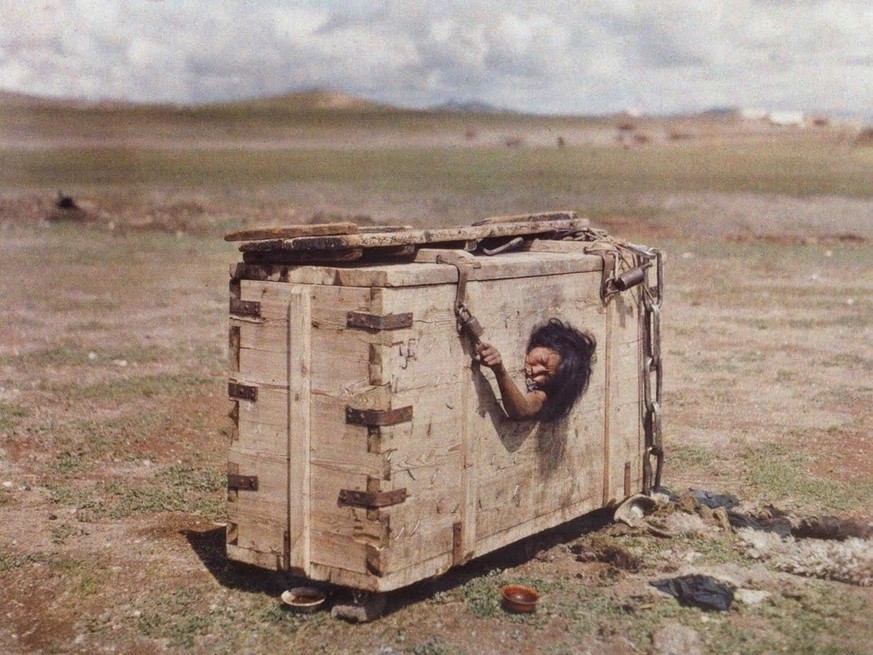 Eine mongolische Frau, 1913 zum Tod durch Verhungern verurteilt.