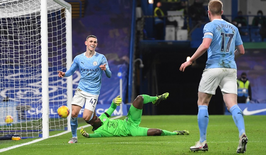 epa08917182 Phil Foden of Manchester City (L) celebrates scoring his team&#039;s second goal during the English Premier League soccer match between Chelsea and Manchester City in London, Britain, 03 J ...
