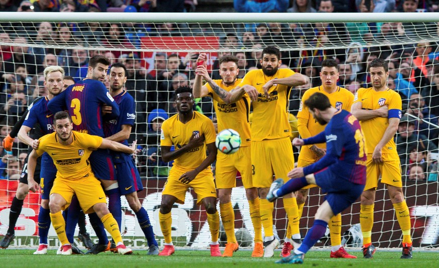 epa06579333 FC Barcelona&#039;s Lionel Messi (R) in action during a Spanish Primera Division soccer match between FC Barcelona and Atletico Madrid at Nou Camp stadium in Barcelona, north eastern Spain ...
