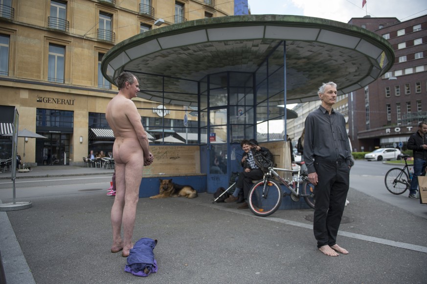 Ein nackter Mann steht auf dem Guisanplatz, im Rahmen eines Spaziergangs mit Nacktakzenten, einer Kunstaktion von Thomas Zollinger, aufgenommen am Samstag, 17. Mai 2014, in Biel. (KEYSTONE/Gian Ehrenz ...