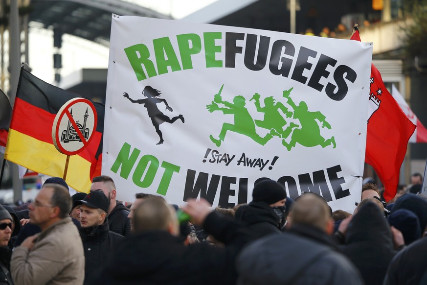 Am Samstag löste die Polizei in Köln eine Demonstration von Rechtsextremisten und Pegida-Anhängern auf, die wegen der Übergriffe in der Silvesternacht auf die Strasse gegangen waren.