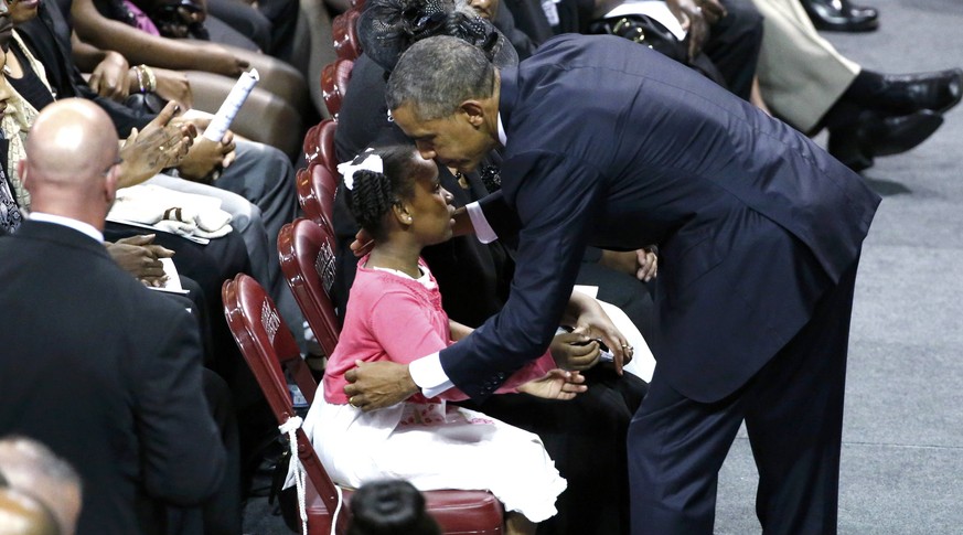 Obama umarmt die Tochter des ermordeten Pfarrers Pinckney.