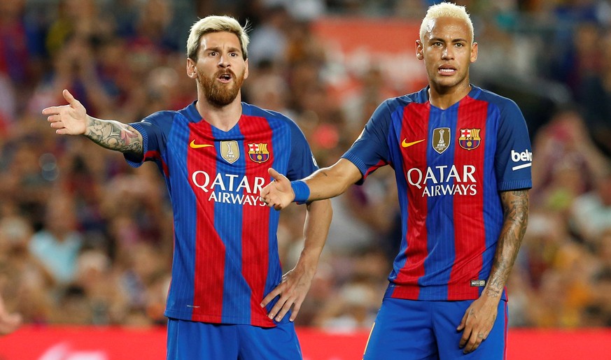 Football Soccer - Barcelona v Alaves - Spanish La Liga Santander - Camp Nou stadium, Barcelona, Spain - 10/09/16 Barcelona&#039;s Lionel Messi and Neymar argue with the referee. REUTERS/Albert Gea