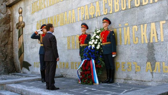 Präsident Dimitri Medwedew beim Besuch des Suworow-Denkmals im September 2009&nbsp;in der Schöllenenschlucht.&nbsp;