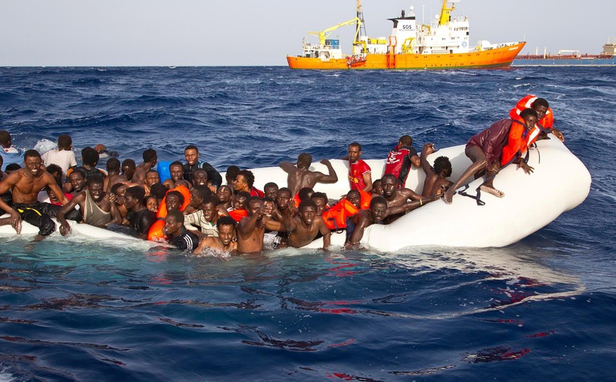 Flüchtlinge auf einem völlig überladenen Gummiboot im Mittelmeer, kurz bevor sie gerettet und nach Lampedus gebracht werden (18. April 2016).