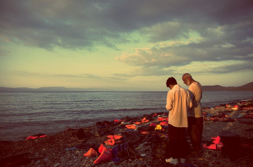 Zwei syrische Flüchtlinge am Ufer der griechischen Insel Lesbos.