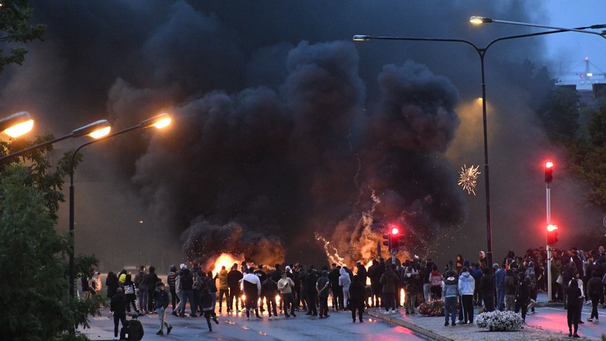 epaselect epa08632690 Smoke billows from burning tires, pallets and fireworks during riots of Police with few hundred protesters in the Rosengard neighbourhood of Malmo, Sweden, 28 August 2020. The pr ...